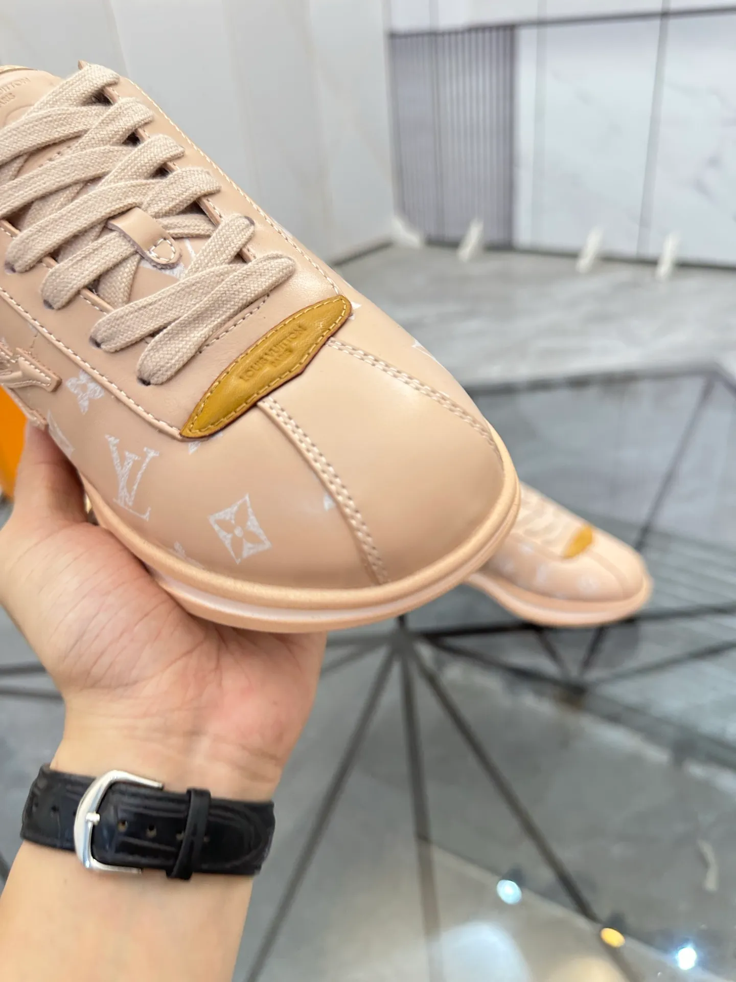 Men's shoes: 💰P700¥ Top quality Product trademark: LV* "Louis Vuitton*" low-top casual shoes Regular size: 35-45 (can be customized to 46) Couple style Product materials: Imported cowhide upper, breathable lining, original outsole. Number: two